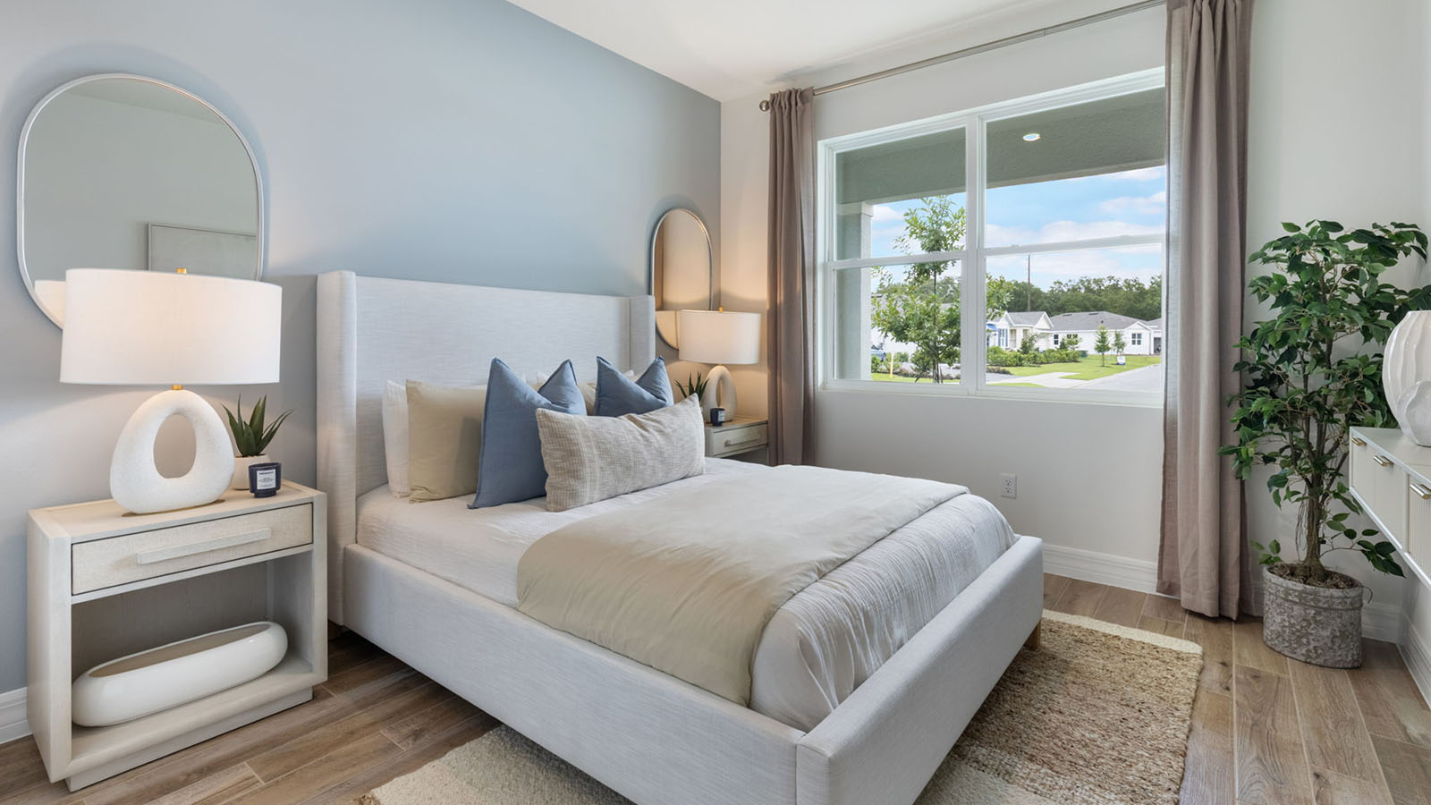 Guest bedroom with queen size bed