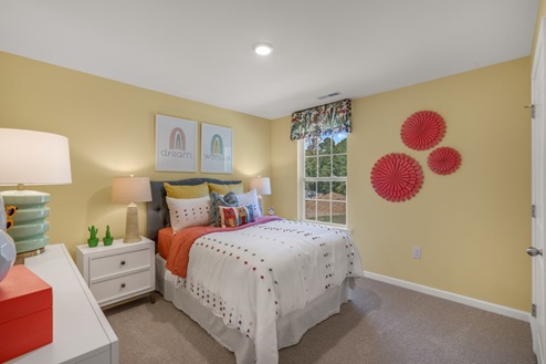 secondary bedroom with window and closet, carpeting