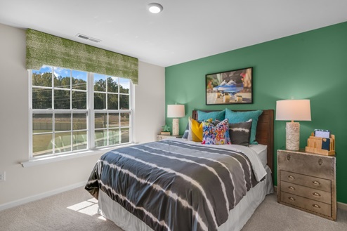 secondary bedroom with window and closet, carpeting