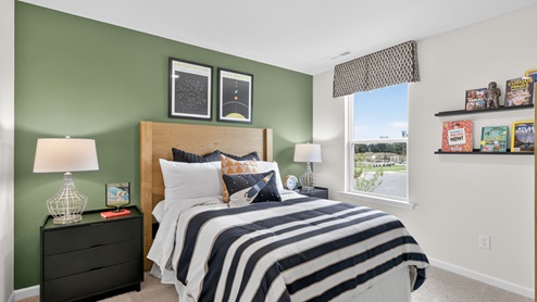 additional bedroom with window, carpeting, closet