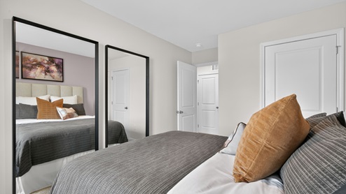 secondary bedroom with window and closet, carpeting
