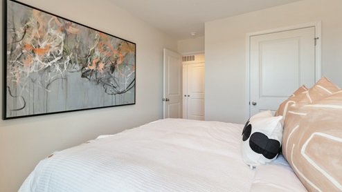 secondary bedroom with window and closet, carpeting
