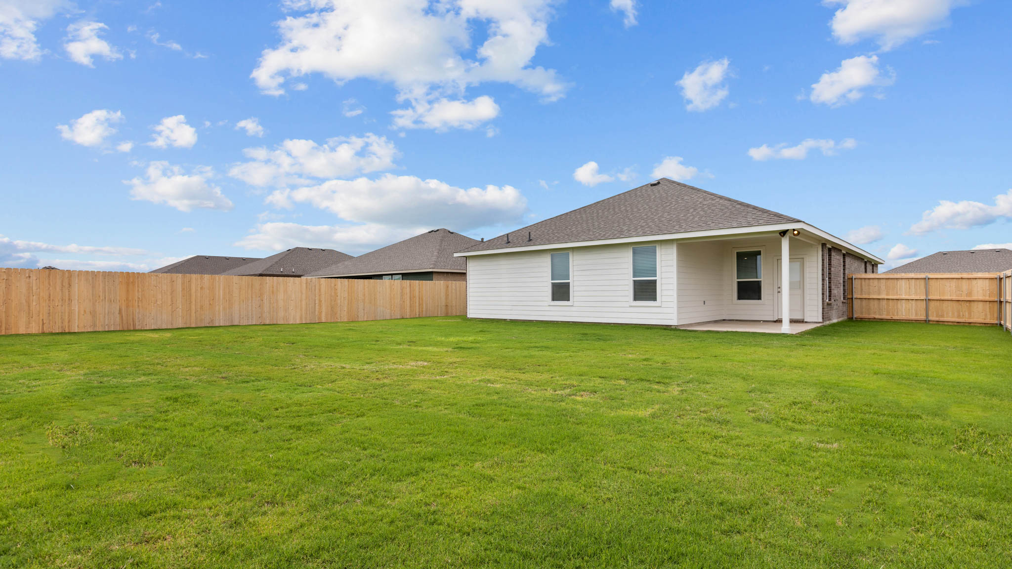 Overview of spacious private fenced-in backyard