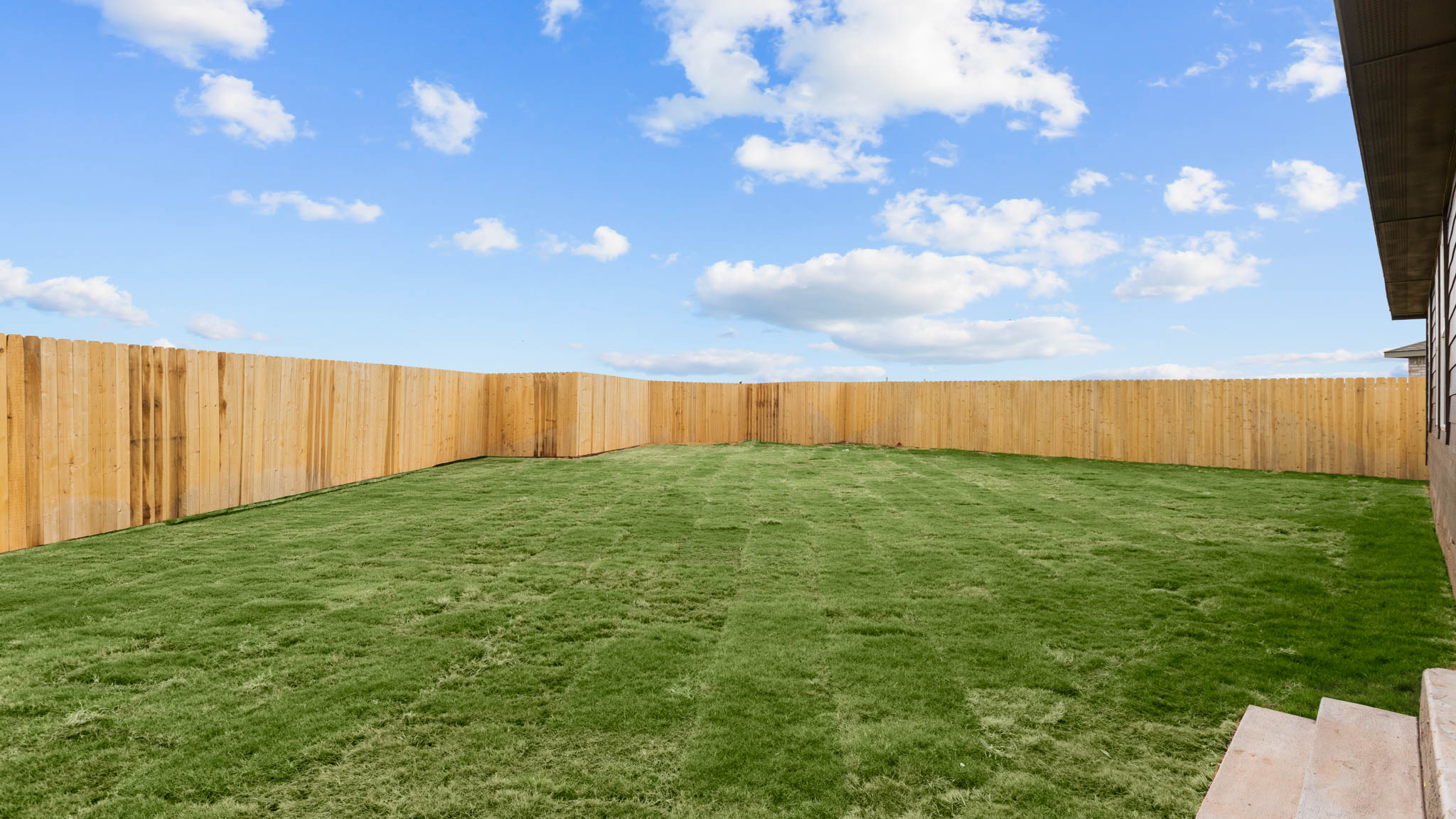 Overview of spacious private fenced-in backyard