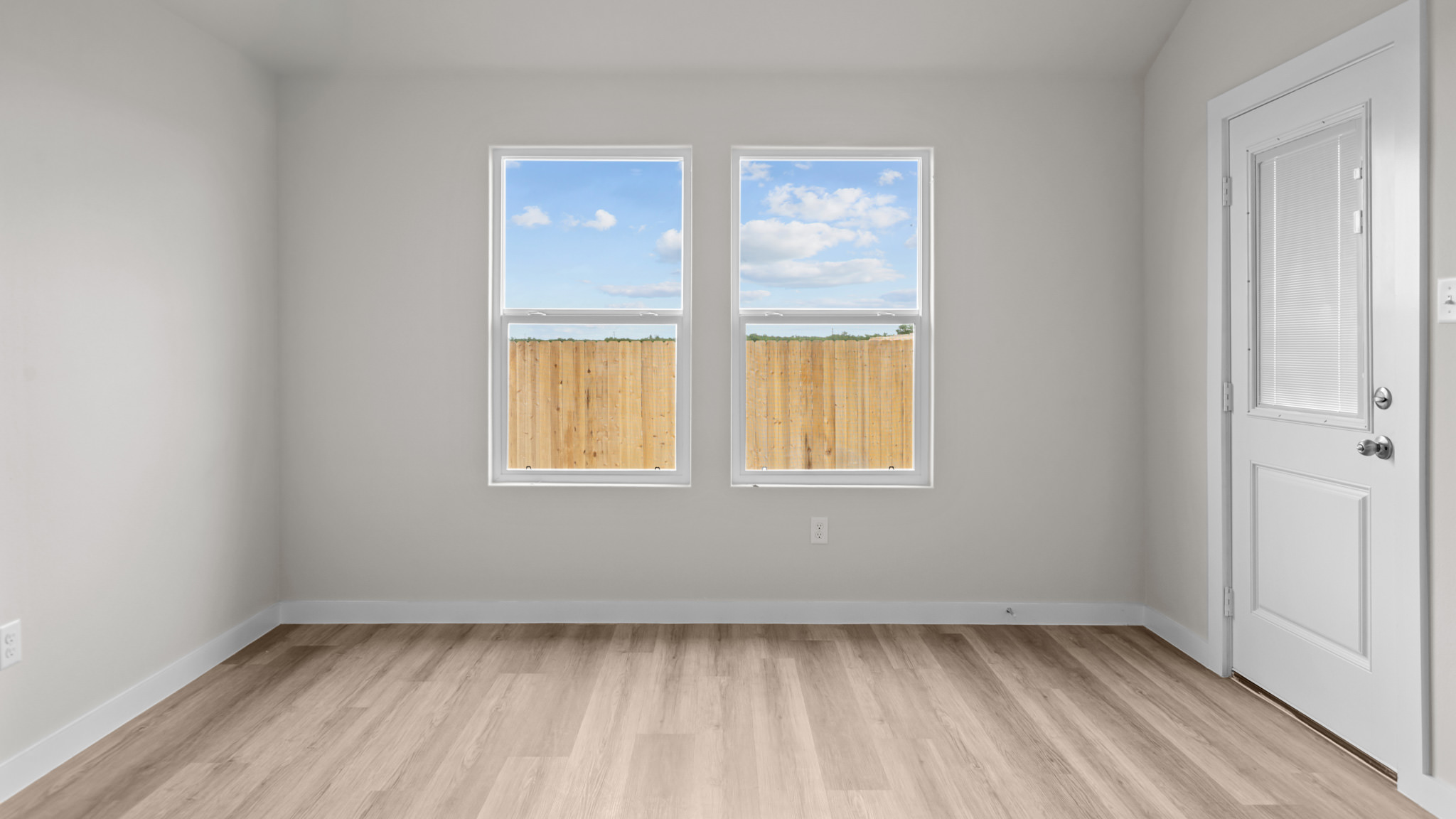 Cozy dining nook space next to kitchen