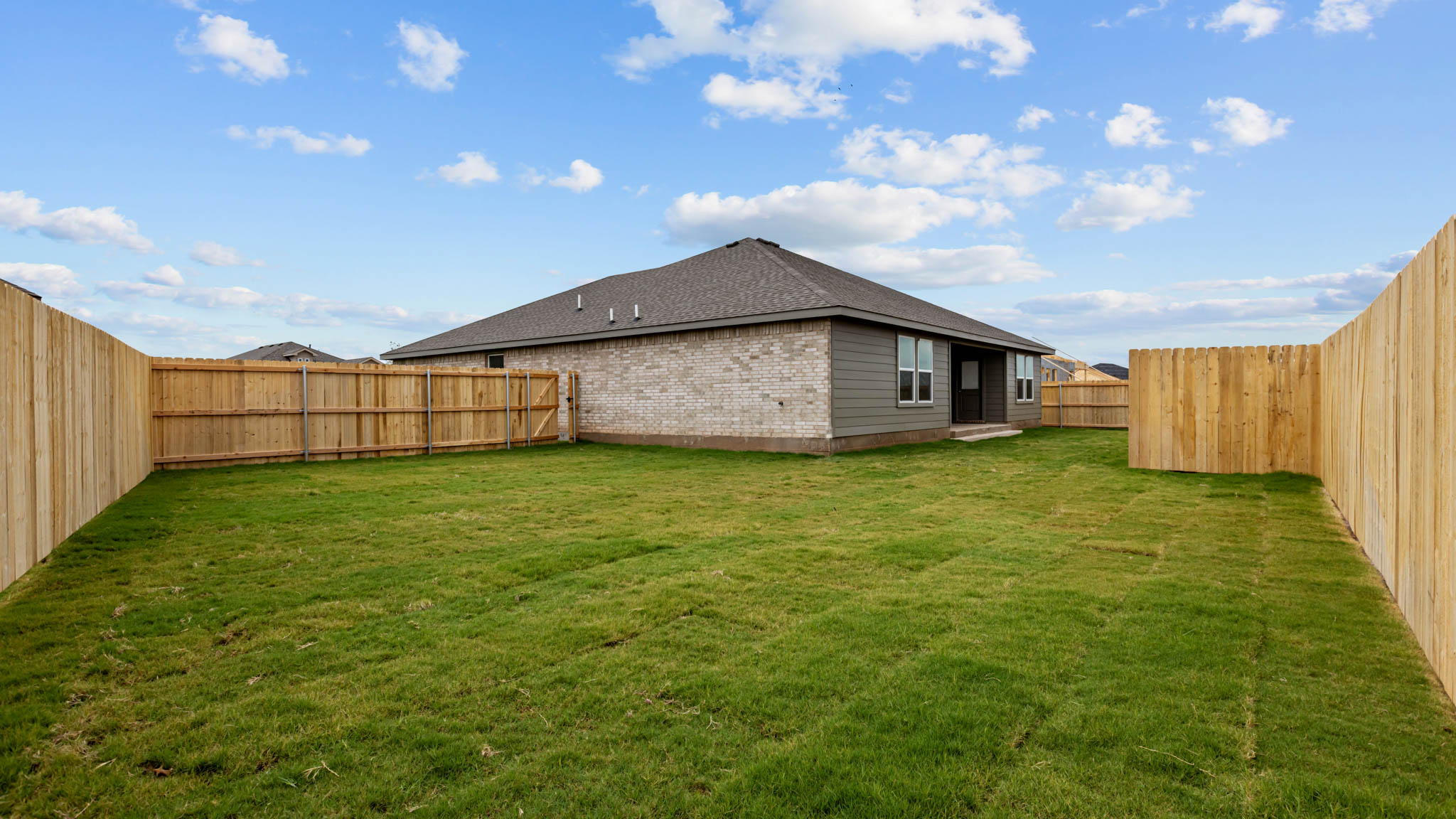 Overview of spacious private fenced-in backyard