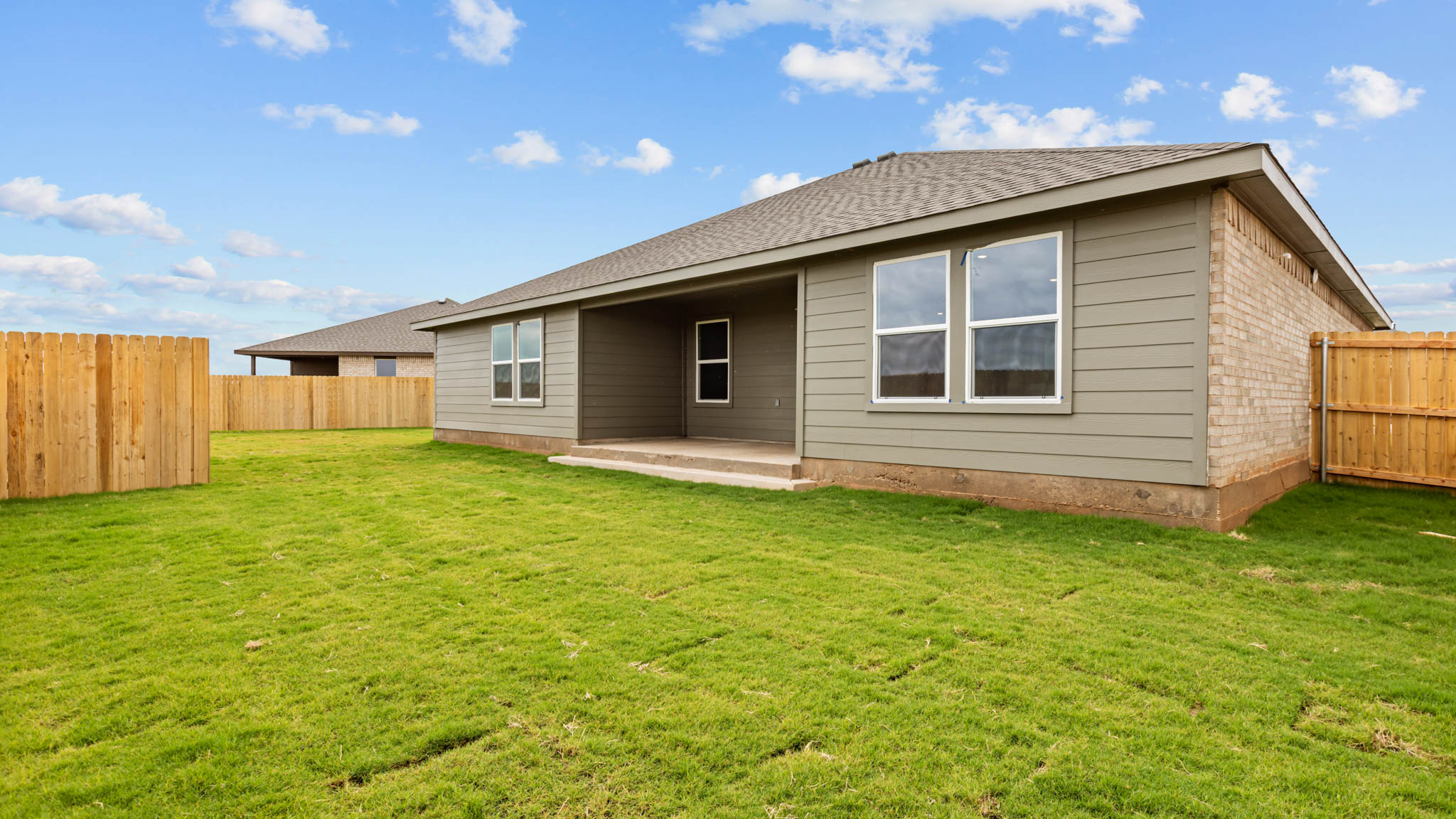 Overview of spacious private fenced-in backyard