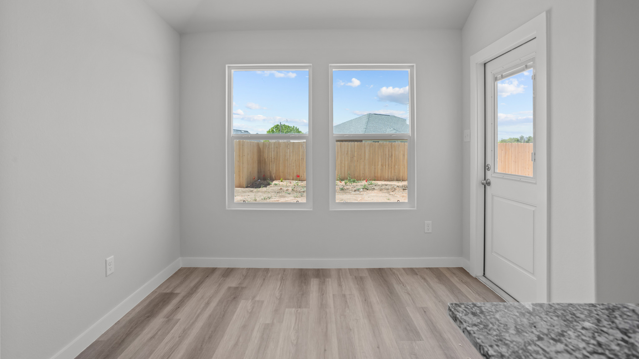Cozy dining nook space next to kitchen
