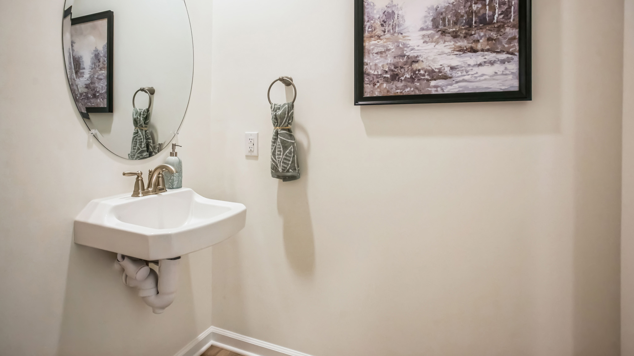 full size bathroom with pedistal sink