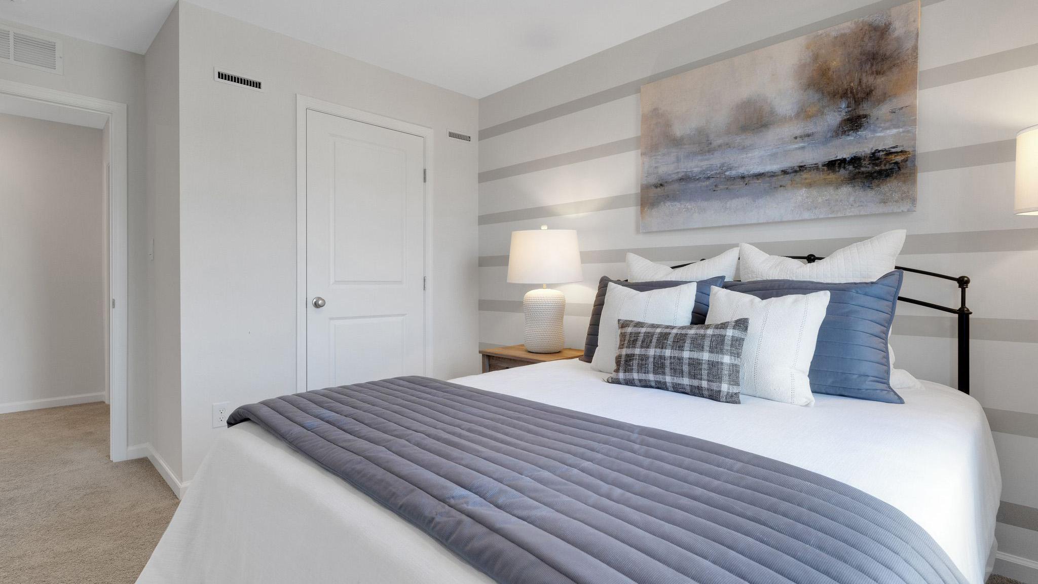 A guest bedroom with one window.