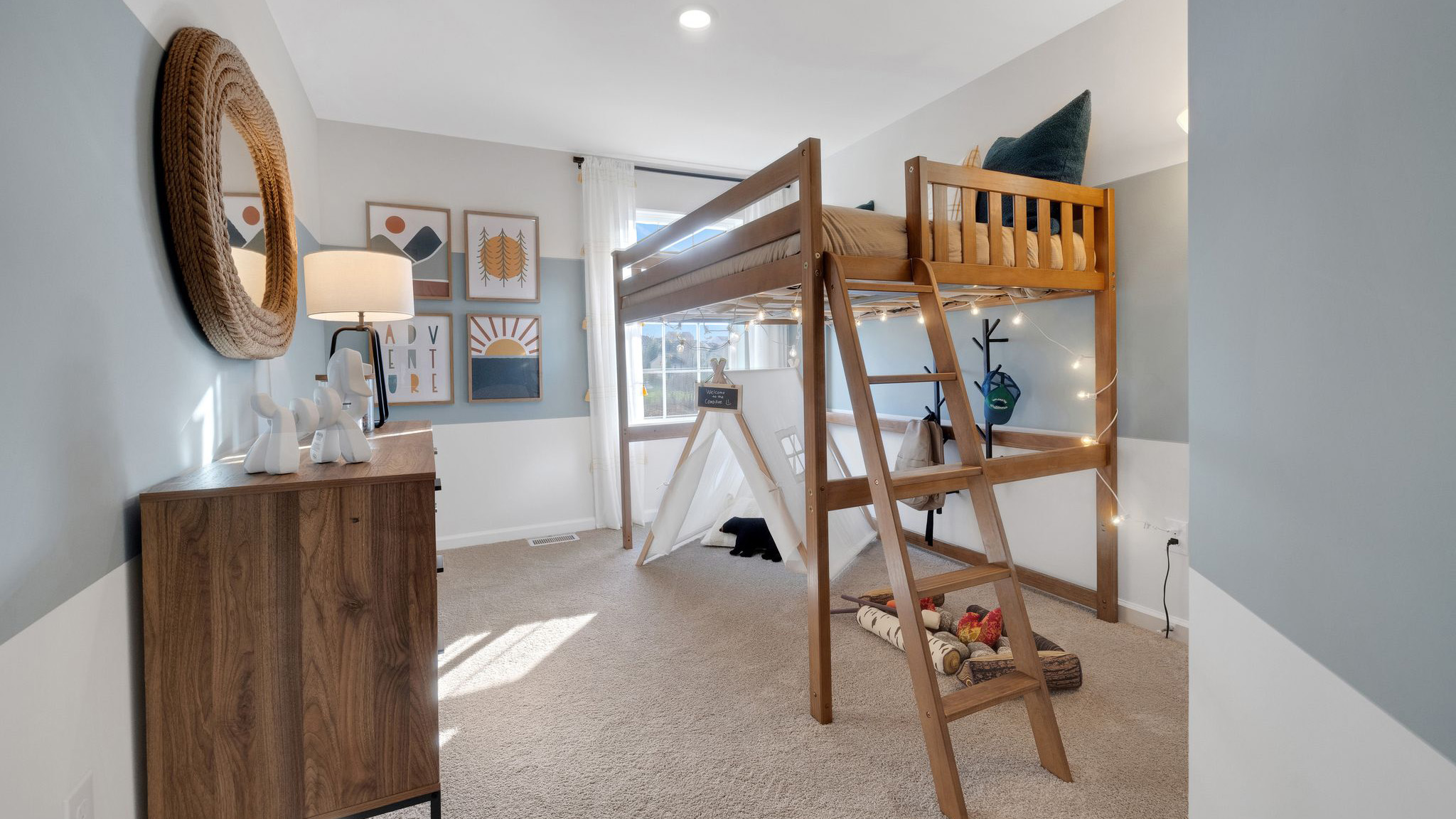 A guest bedroom with one window.