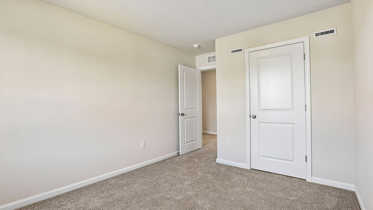 second bedroom with closet