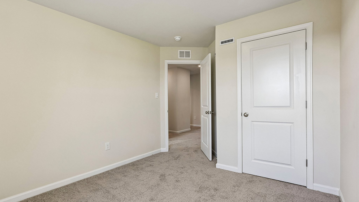 fourth bedroom with closet