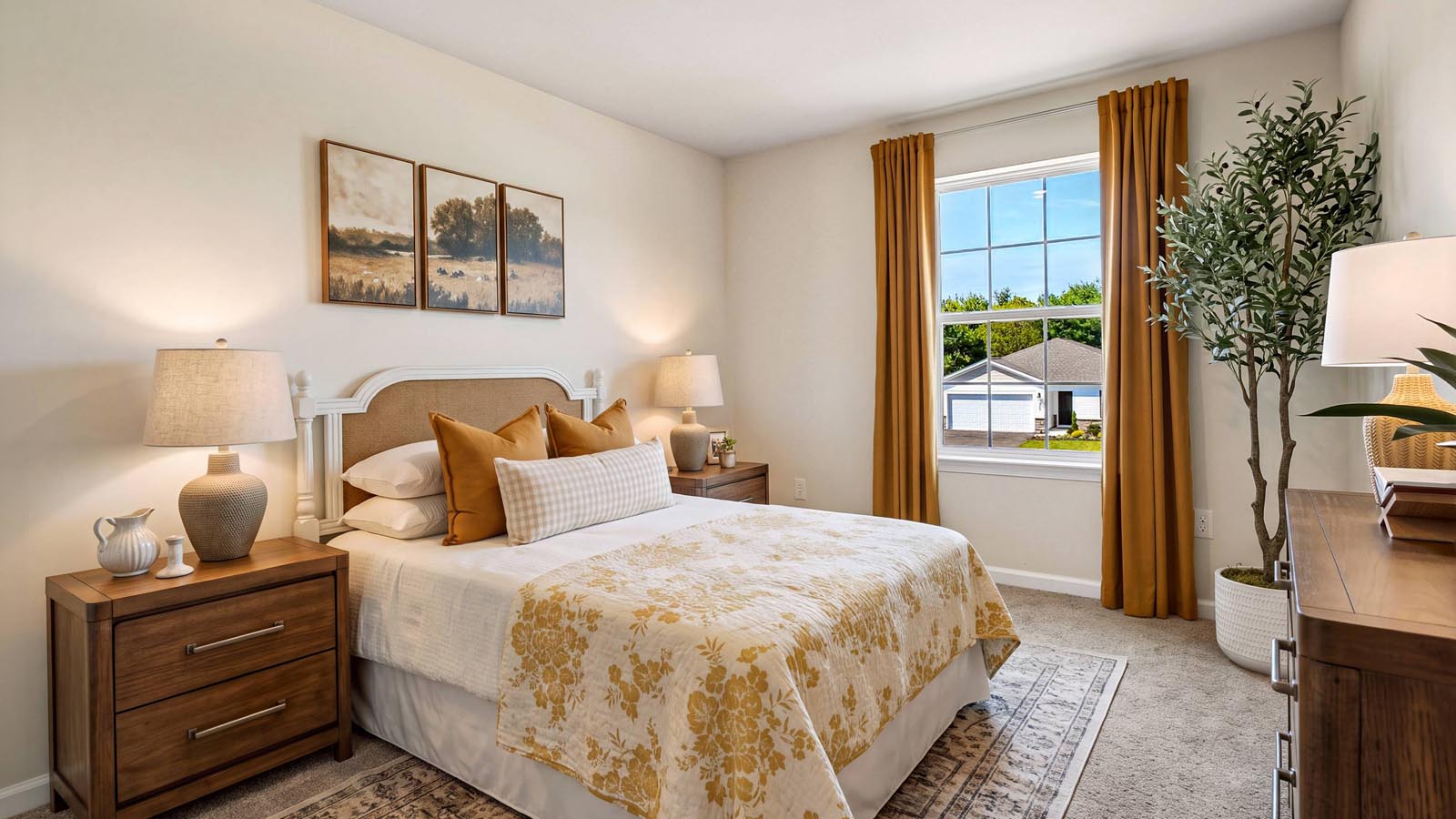 second bedroom with closetm with closet