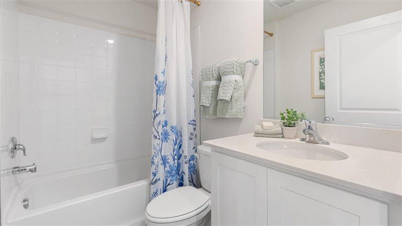 secondary full bathroom