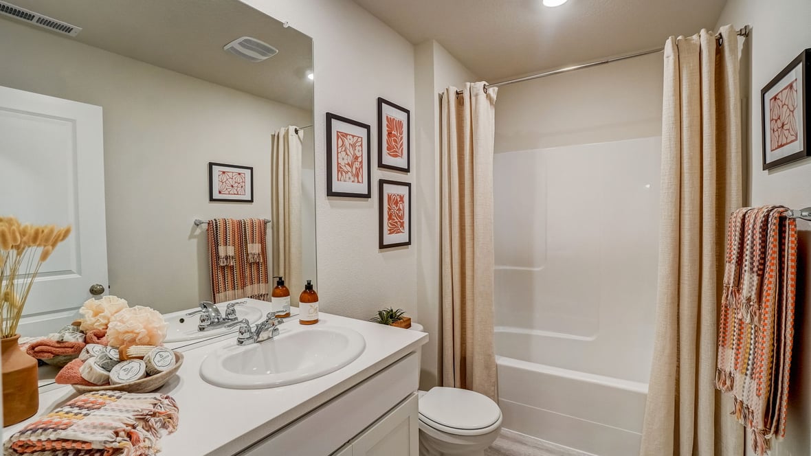 Hall bathroom with combination tub/shower and quartz counters