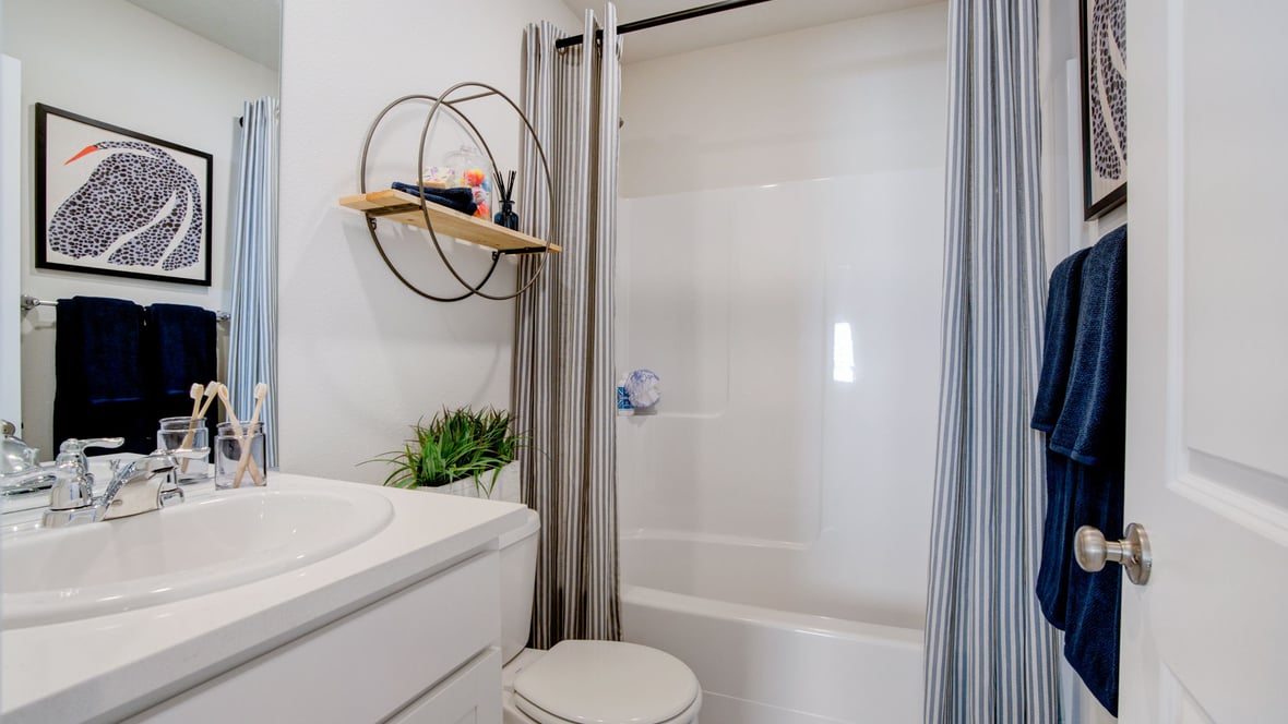 Hall bathroom with combination tub/shower and quartz counters