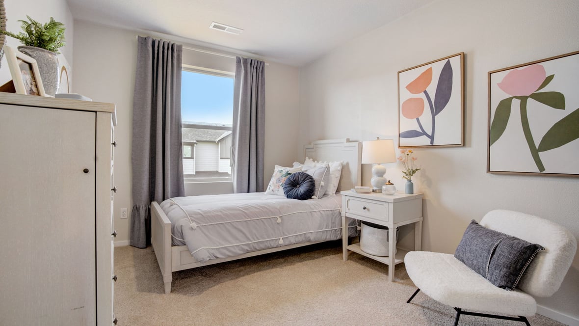 Child’s bedroom with wall-to-wall carpet and a closet