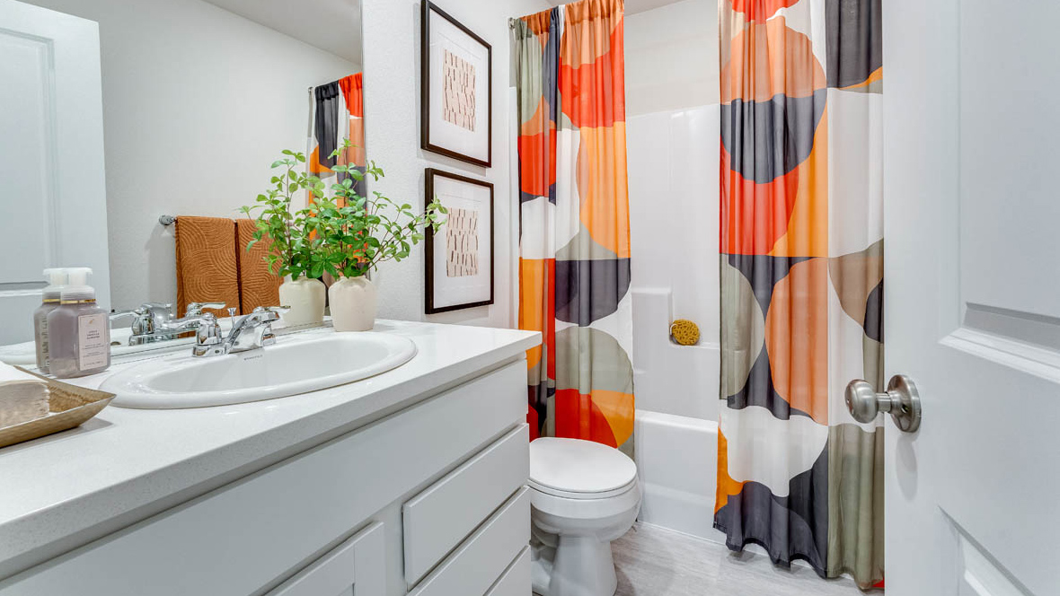 Hall bathroom with combination tub/shower and quartz counters
