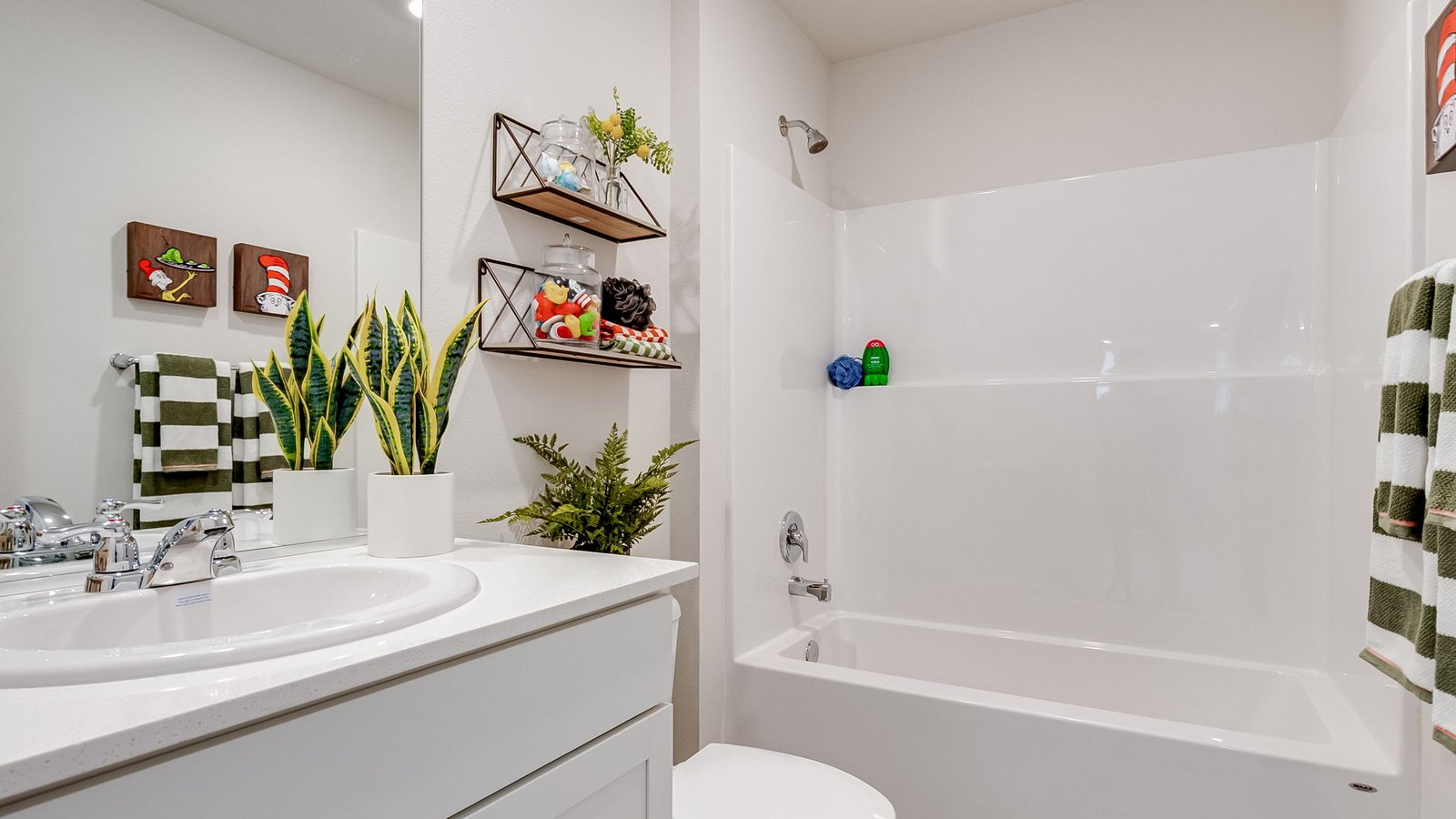 Hall bathroom with combination tub/shower and quartz counters