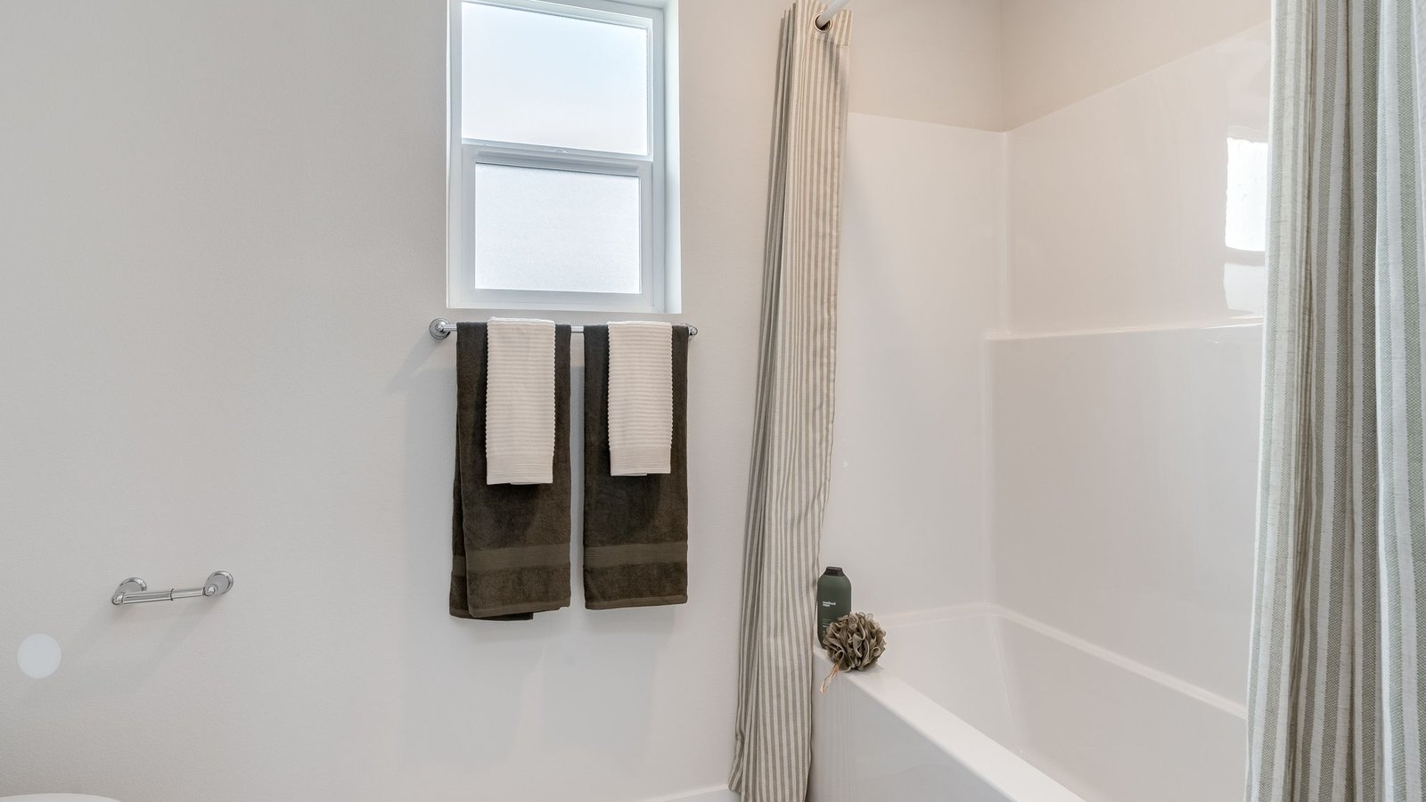 Hall bathroom with combination tub/shower and quartz counters
