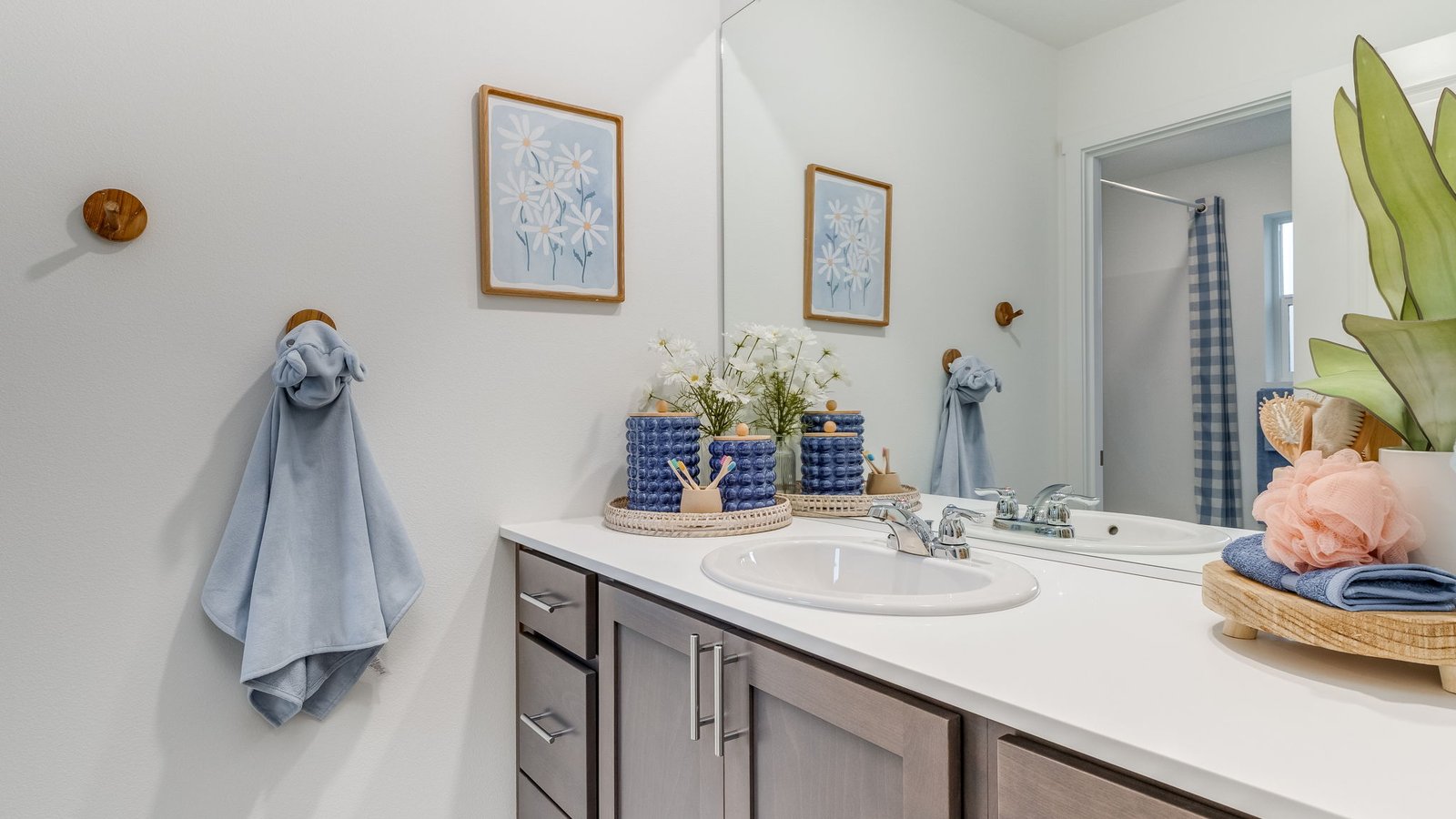 Hall bathroom with combination tub/shower and quartz counters