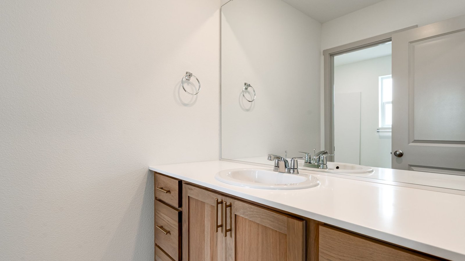 Hall bathroom with combination tub/shower and quartz counters