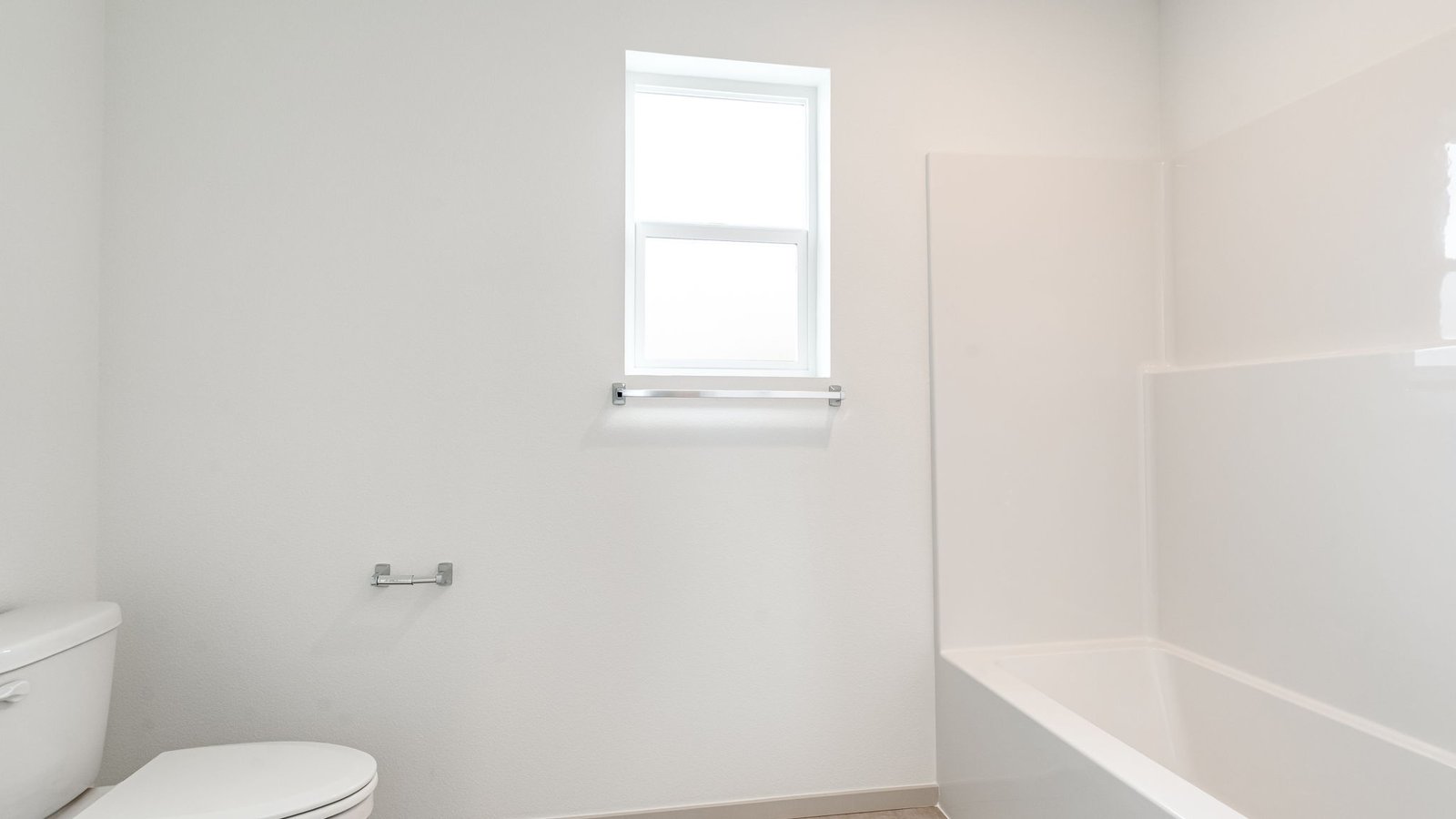 Hall bathroom with combination tub/shower and quartz counters