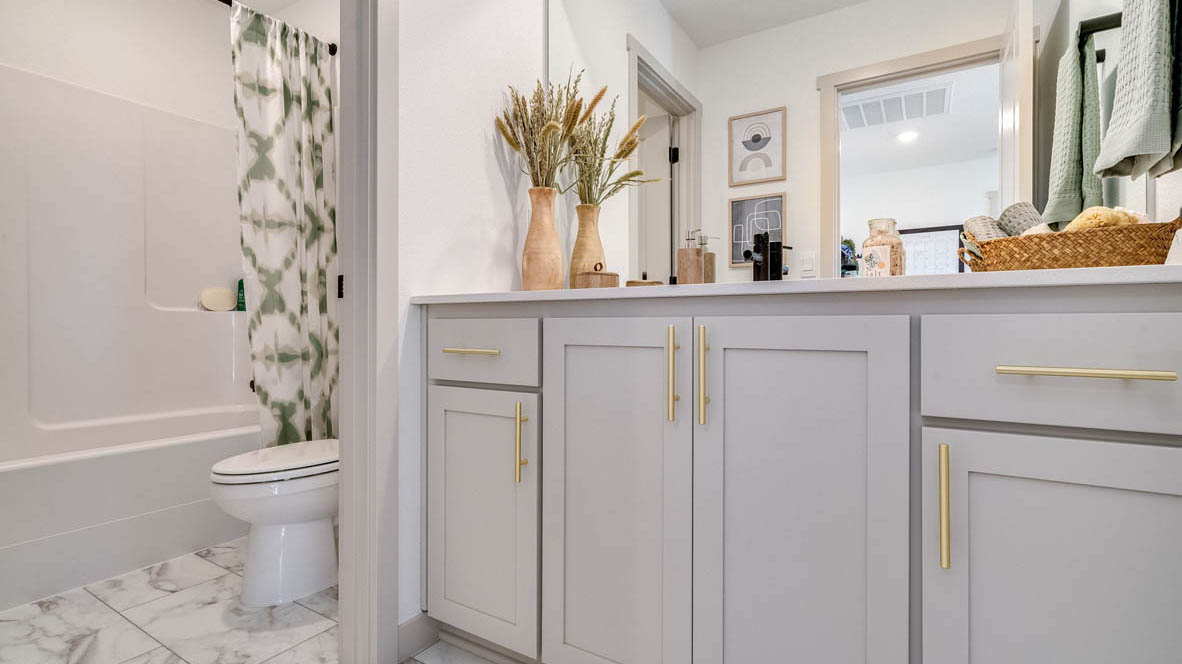 Hall bathroom with combination tub/shower and quartz counters