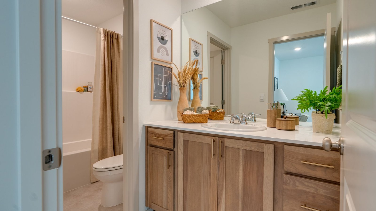 Hall bathroom with combination tub/shower and quartz counters