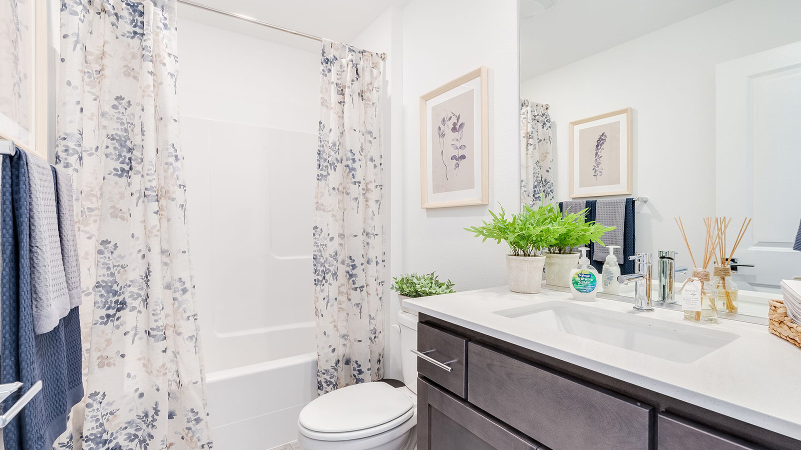 Hall bathroom with combination tub/shower and quartz counters