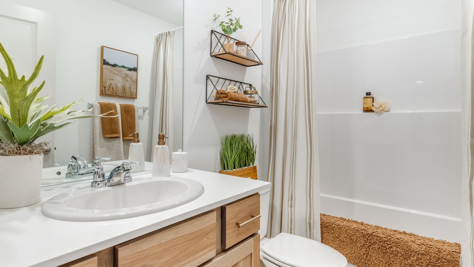 Hall bathroom with combination tub/shower and quartz counters