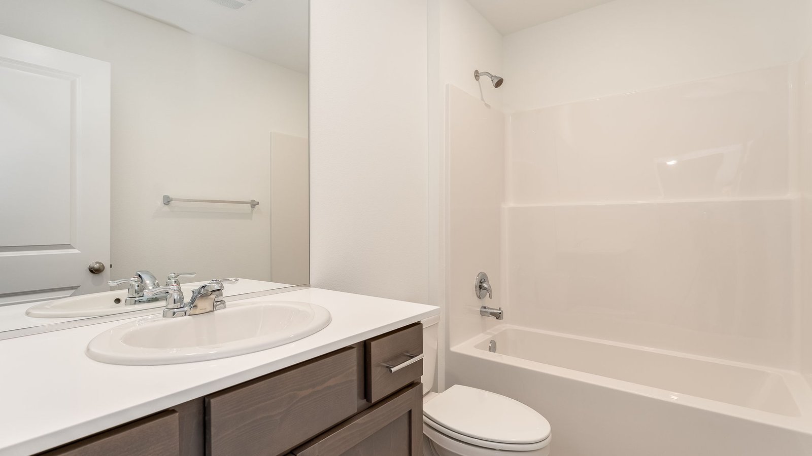 Hall bathroom with combination tub/shower and quartz counters