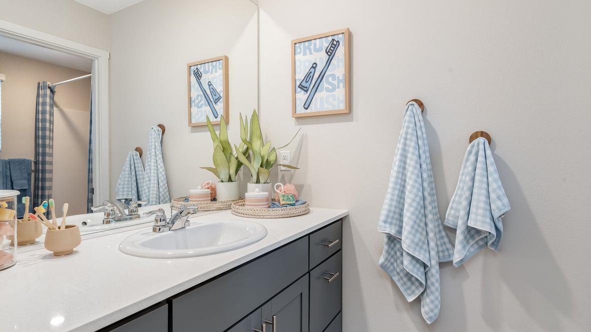 Hall bathroom with combination tub/shower and quartz counters