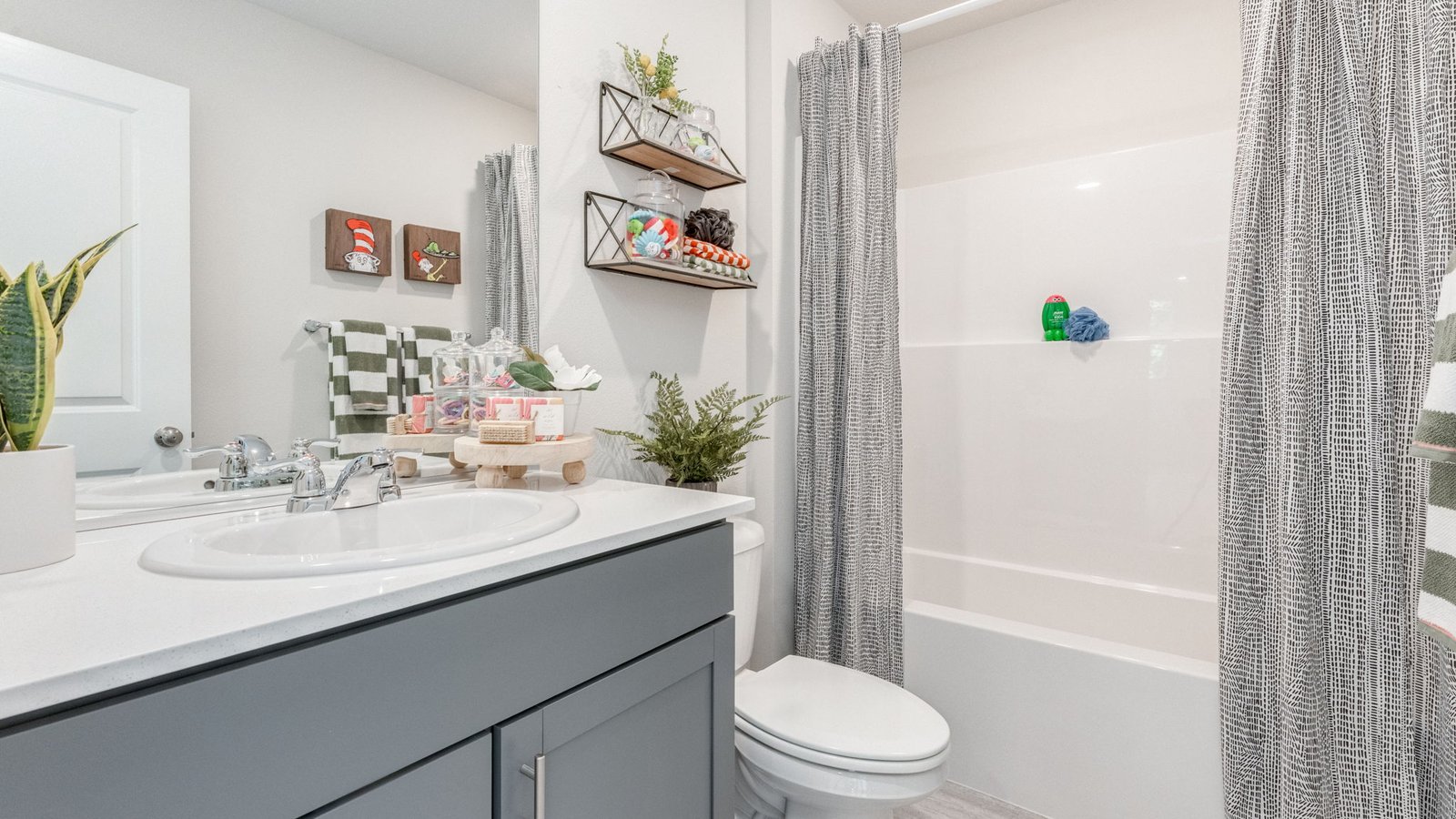 Hall bathroom with combination tub/shower and quartz counters