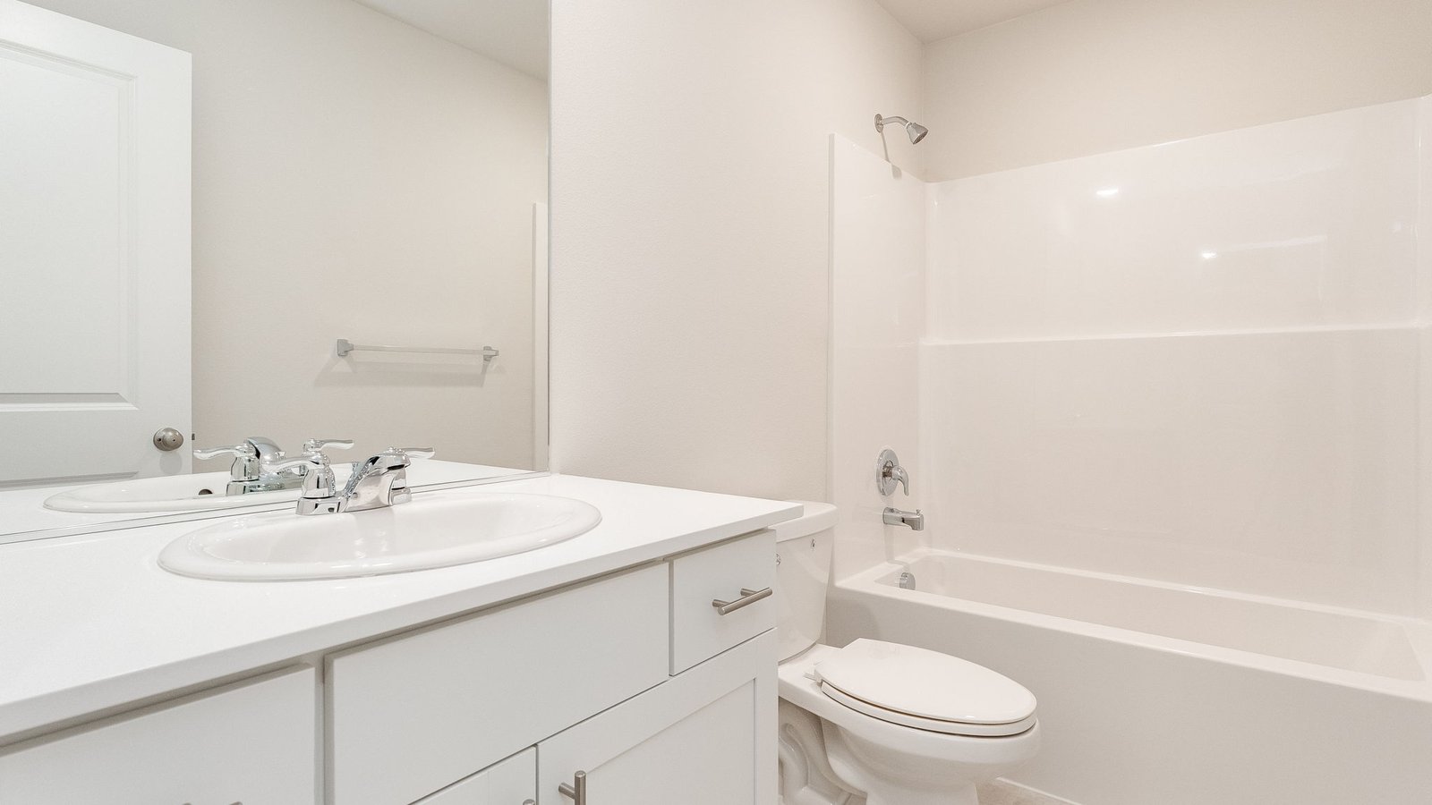 Hall bathroom with combination tub/shower and quartz counters