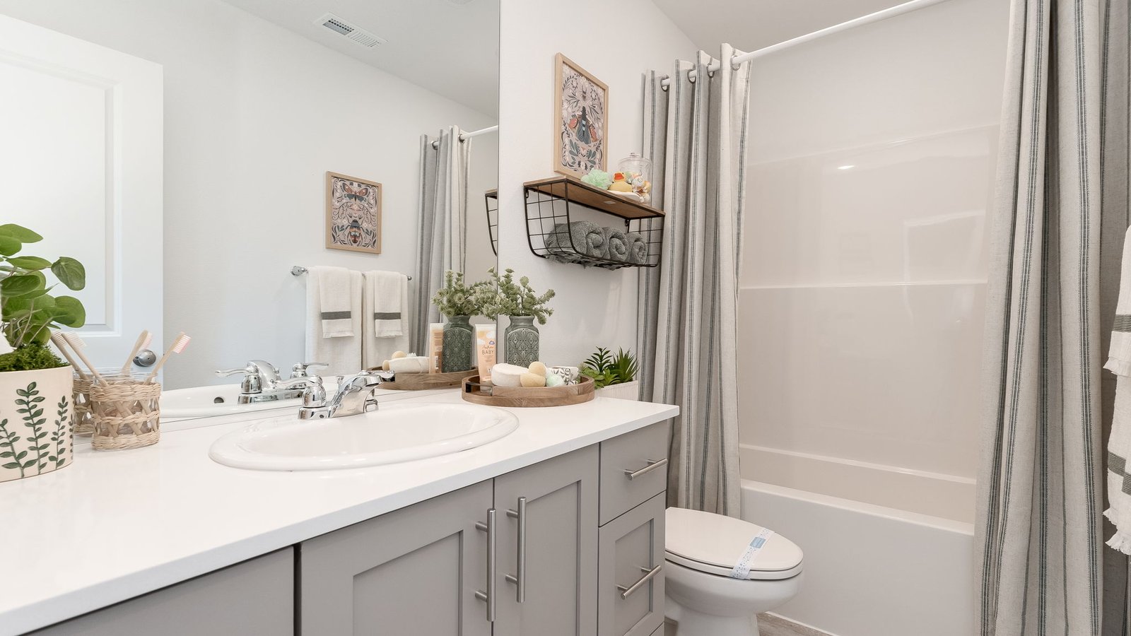 Hall bathroom with combination tub/shower and quartz counters
