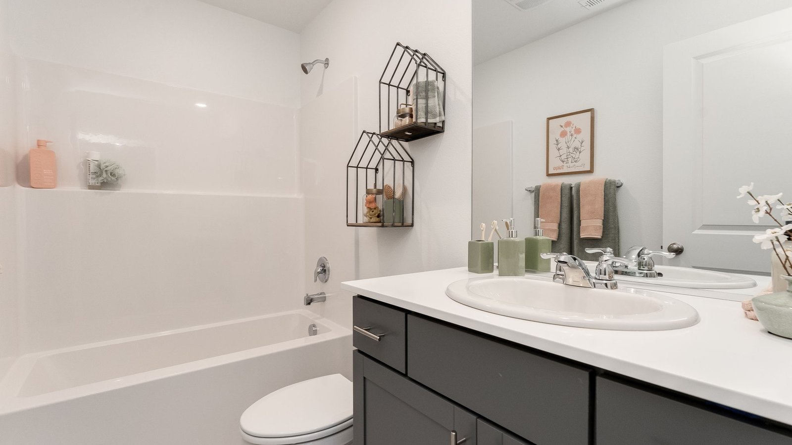 Hall bathroom with combination tub/shower and quartz counters