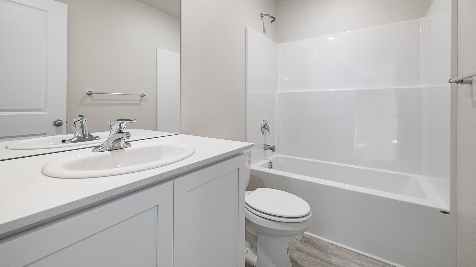 Hall bathroom with combination tub/shower and quartz counters