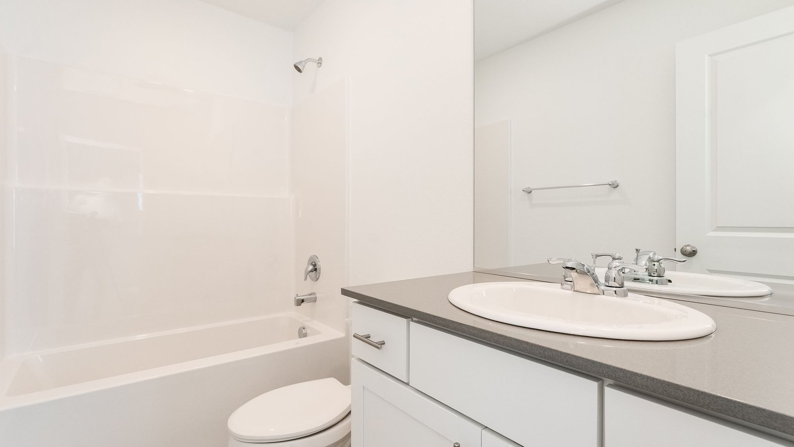 Hall bathroom with combination tub/shower and quartz counters