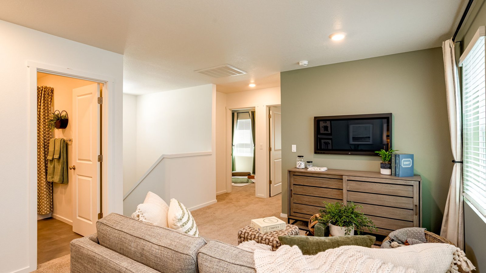 Loft area wall-to-wall carpet