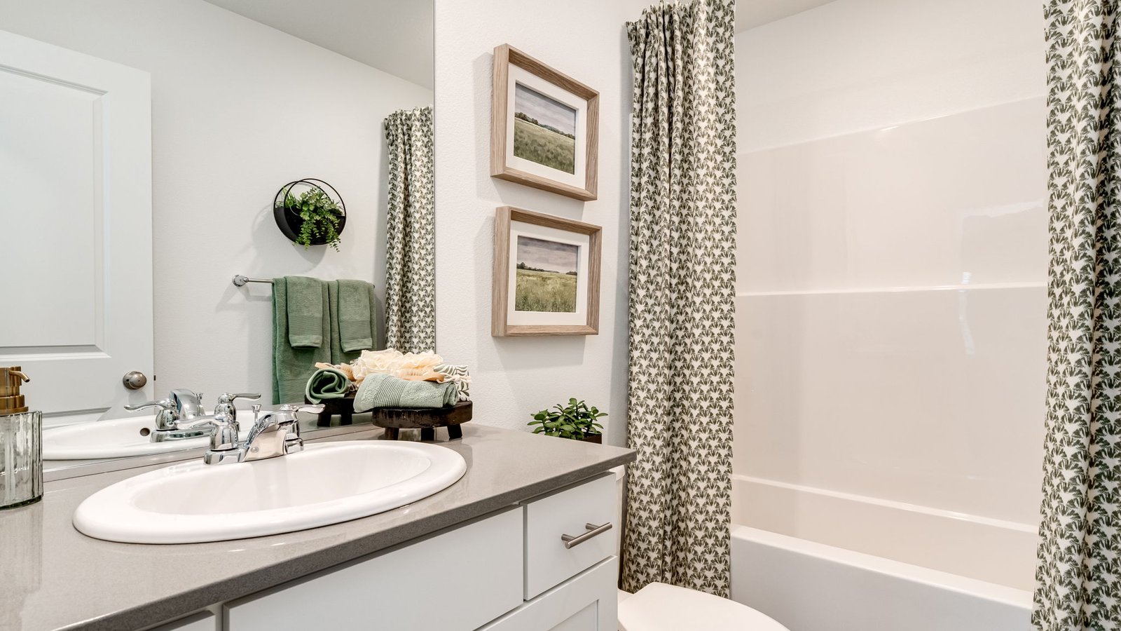 Hall bathroom with combination tub/shower and quartz counters