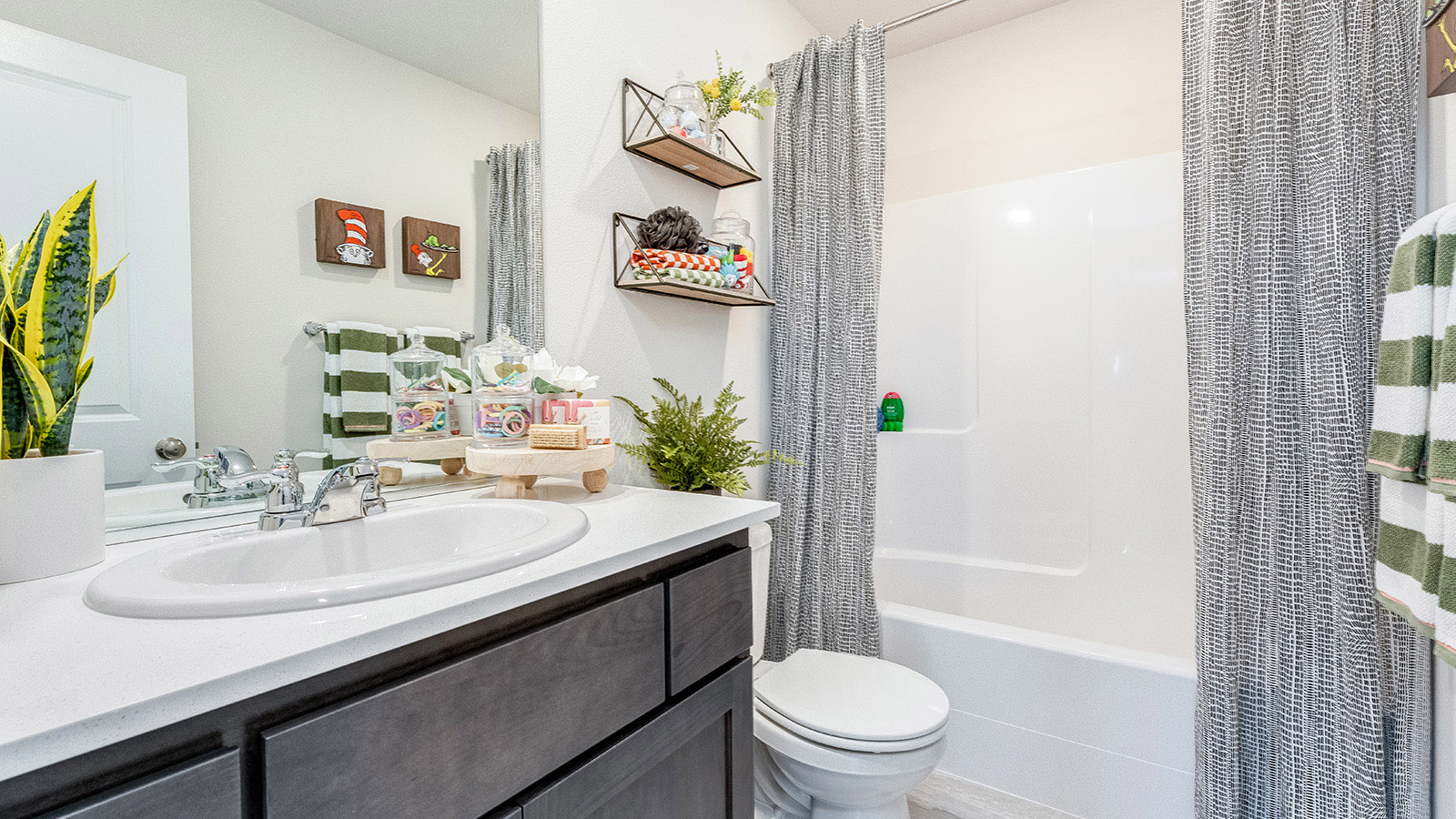 Hall bathroom with combination tub/shower and quartz counters