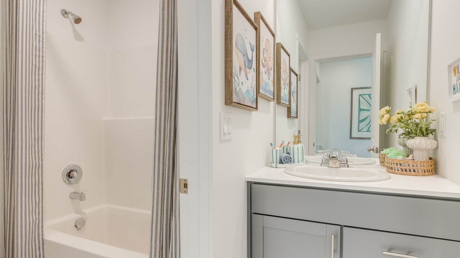 Hall bathroom with combination tub/shower and quartz counters