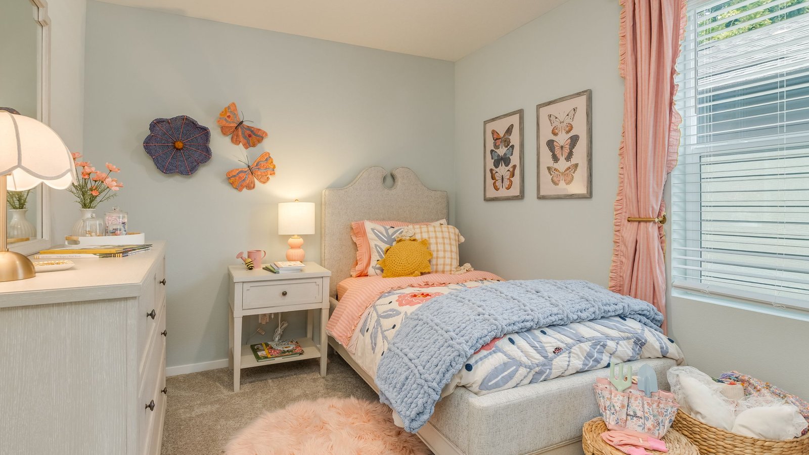 Bedroom with wall-to-wall carpet and a closet