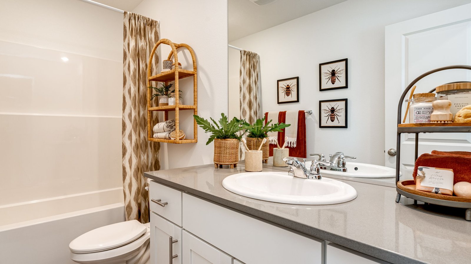 Hall bathroom with combination tub/shower and quartz counters