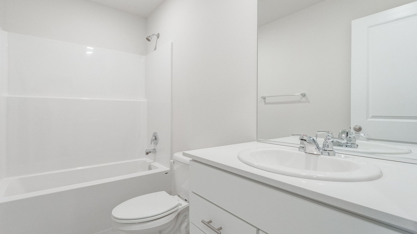 Hall bathroom with combination tub/shower and quartz counters