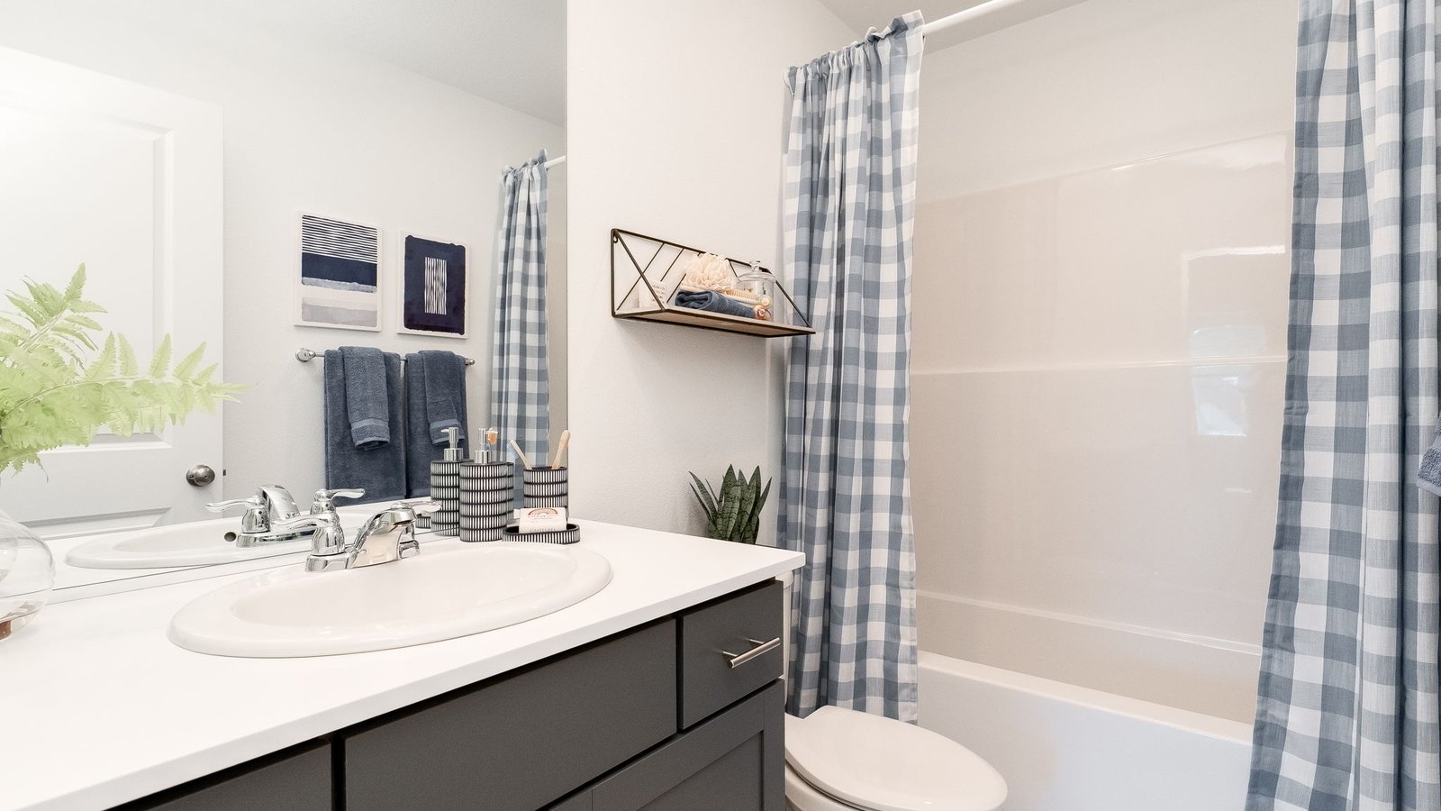 Hall bathroom with combination tub/shower and quartz counters