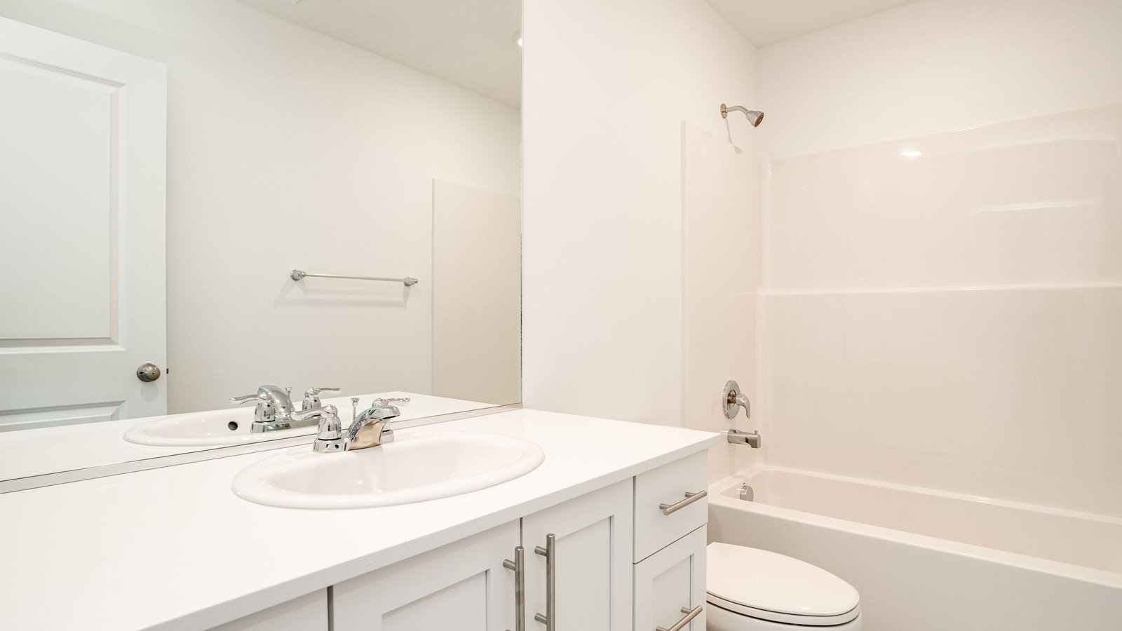 Hall bathroom with combination tub/shower and quartz counters