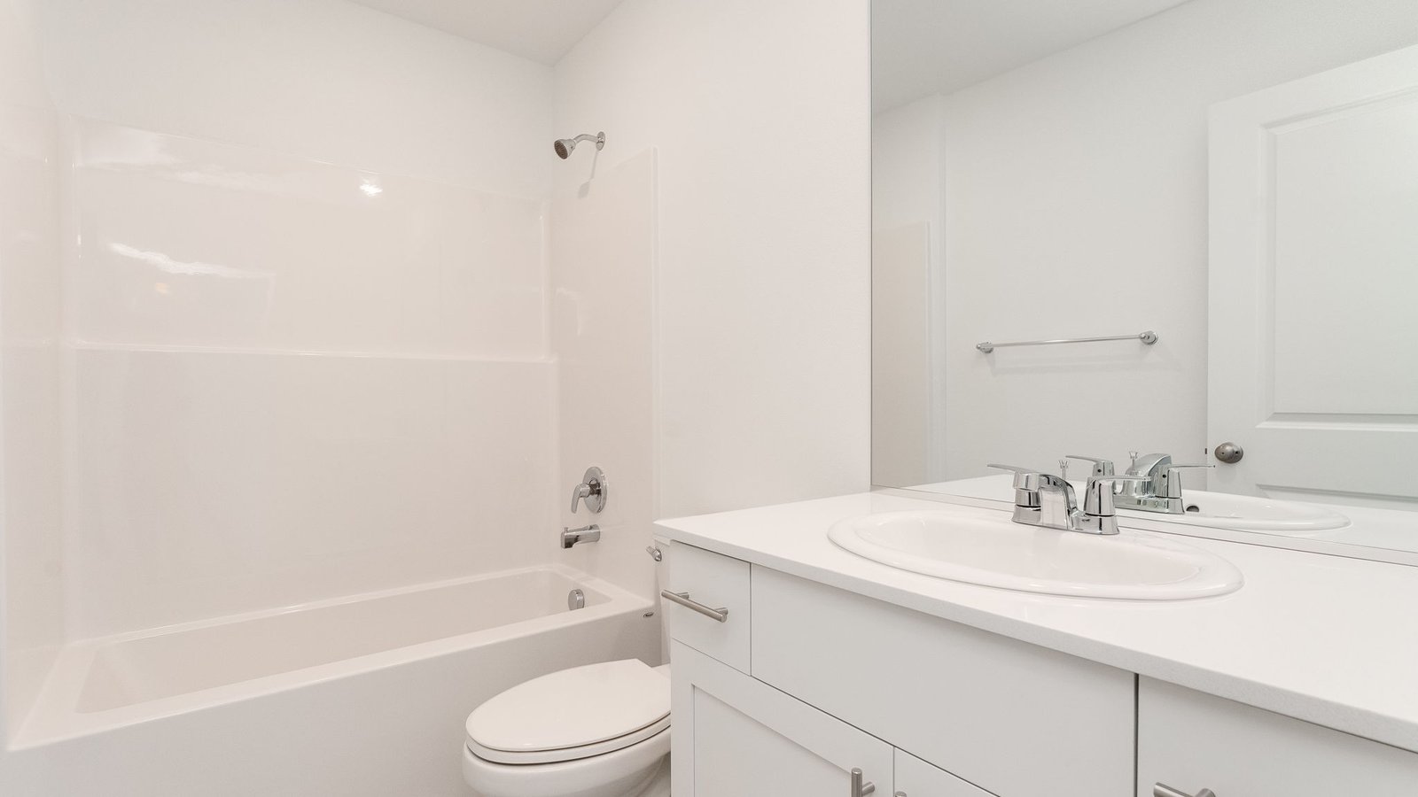 Hall bathroom with combination tub/shower and quartz counters